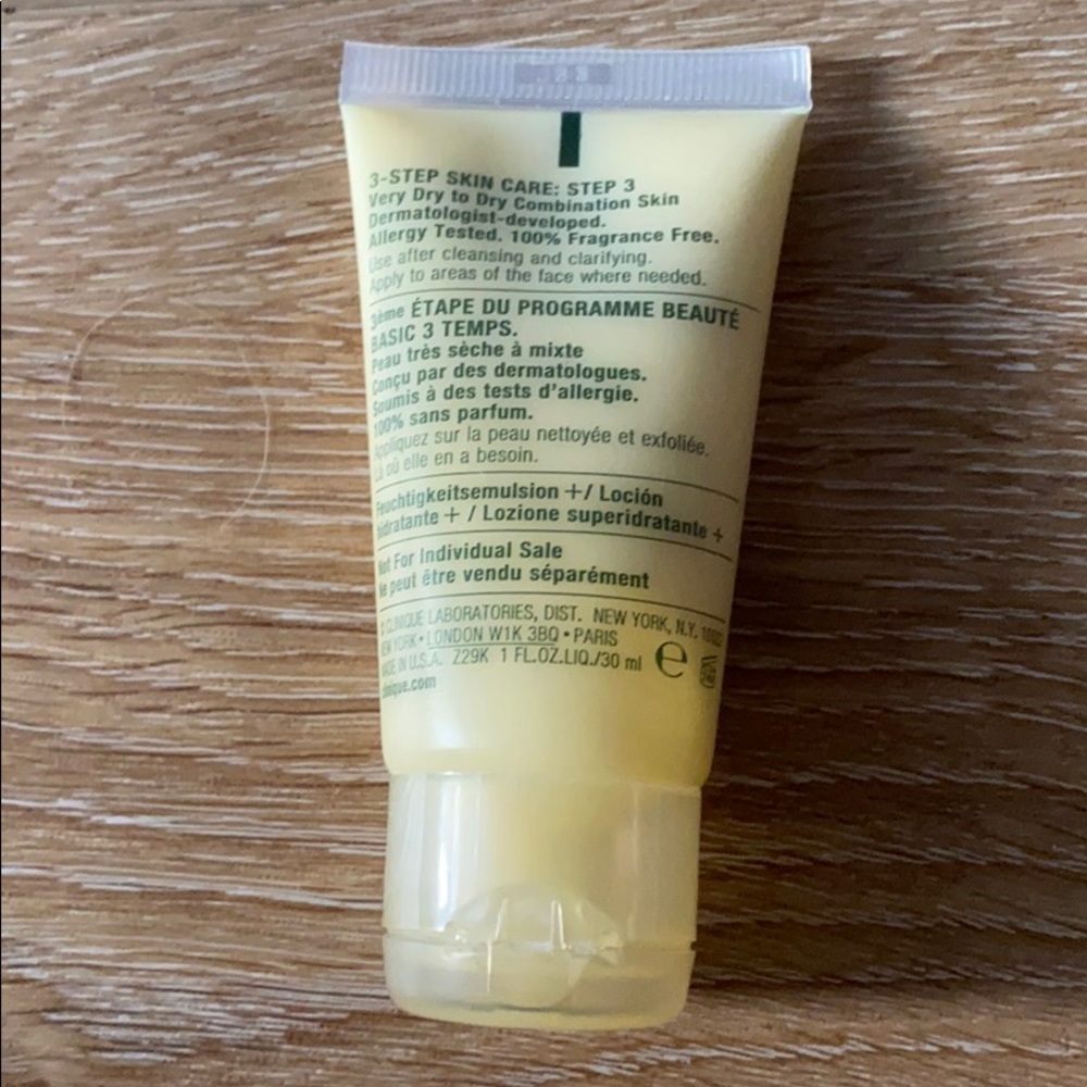 Clinique Dramatically Different Lotion - Picture 2 of 2